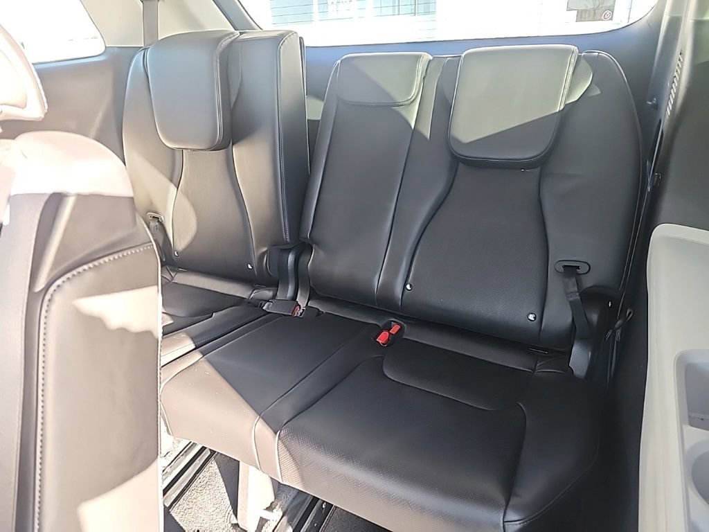 Used 2023 Kia Carnival LX image 25