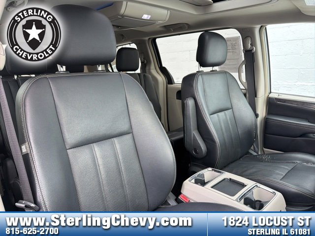 Used 2015 Chrysler Town & Country Touring-L w/ Driver Convenience Group image 11