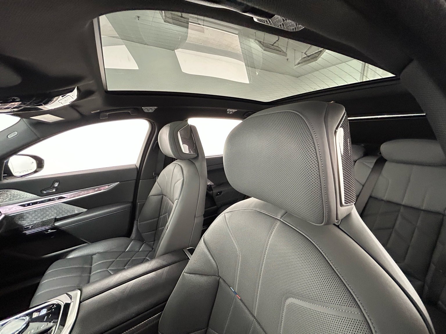 Used 2023 BMW 760i xDrive image 28