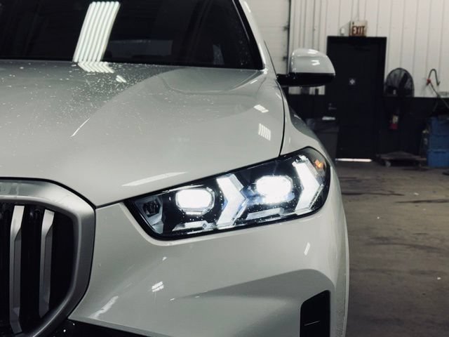 New 2026 BMW X5 xDrive40i w/ M Sport Package AWD/4WD image 3