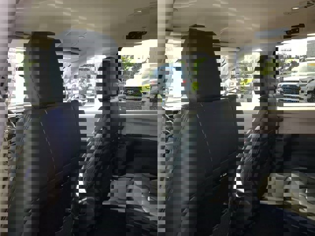 Used 2024 Chrysler Pacifica Select image 10