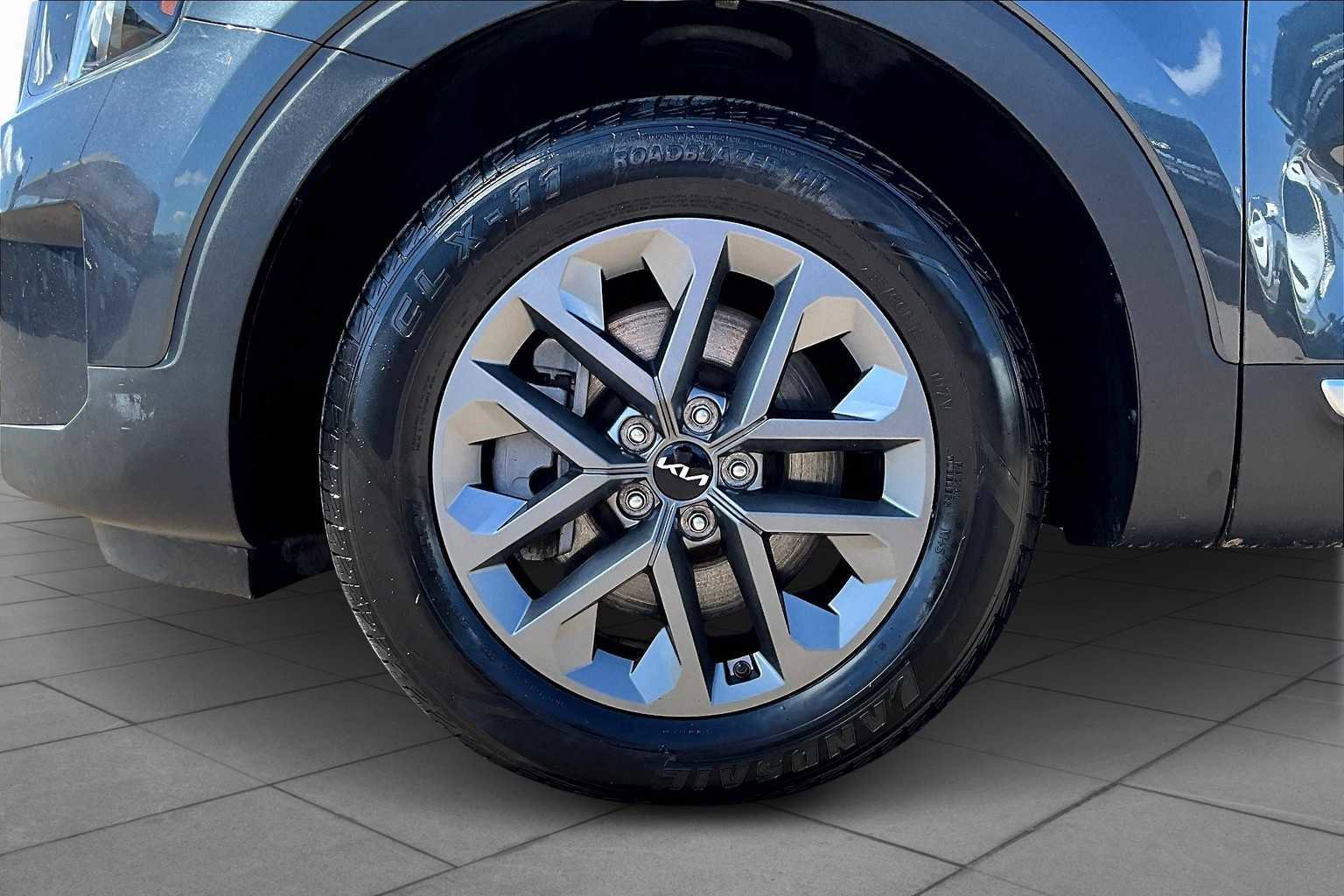 Used 2023 Kia Telluride LX image 10