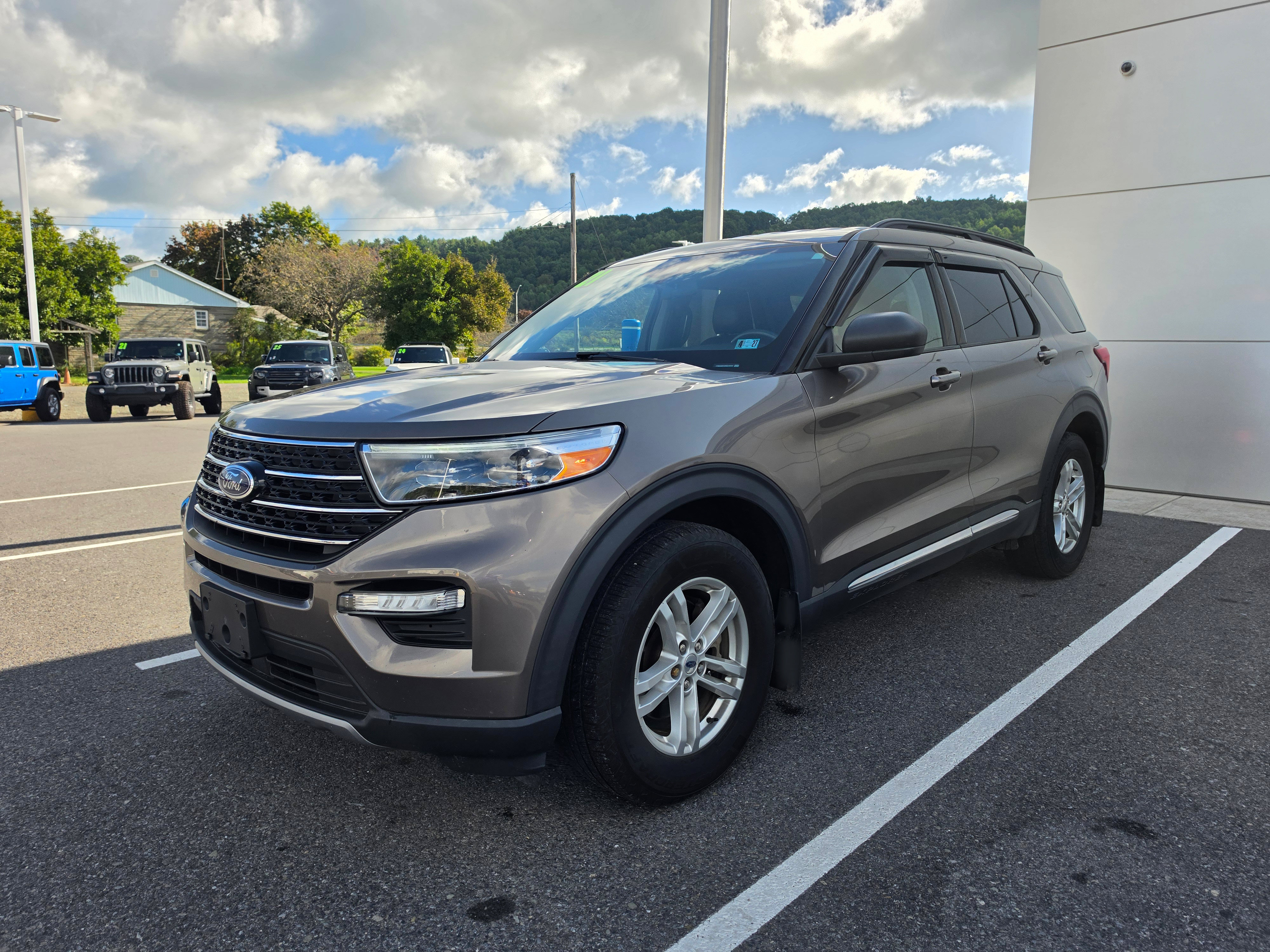 Used 2021 Ford Explorer XLT w/ Equipment Group 202A AWD/4WD image 8