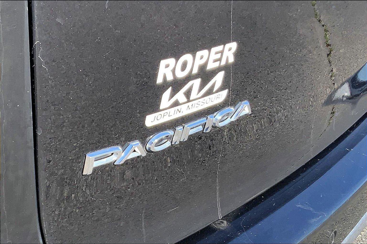 Used 2023 Chrysler Pacifica Limited image 7