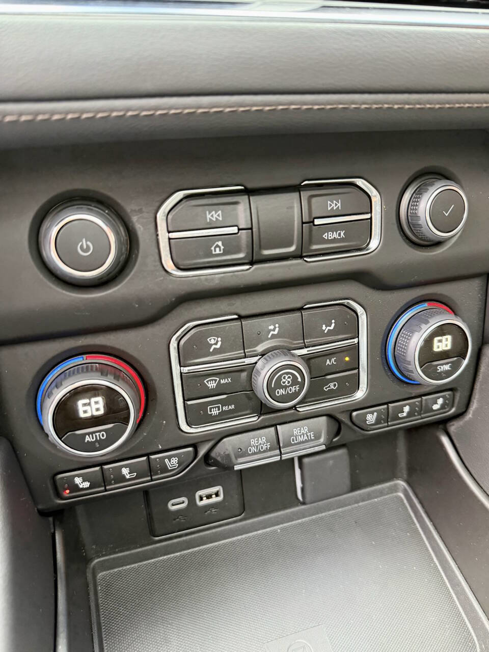 Used 2024 Chevrolet Suburban High Country image 21