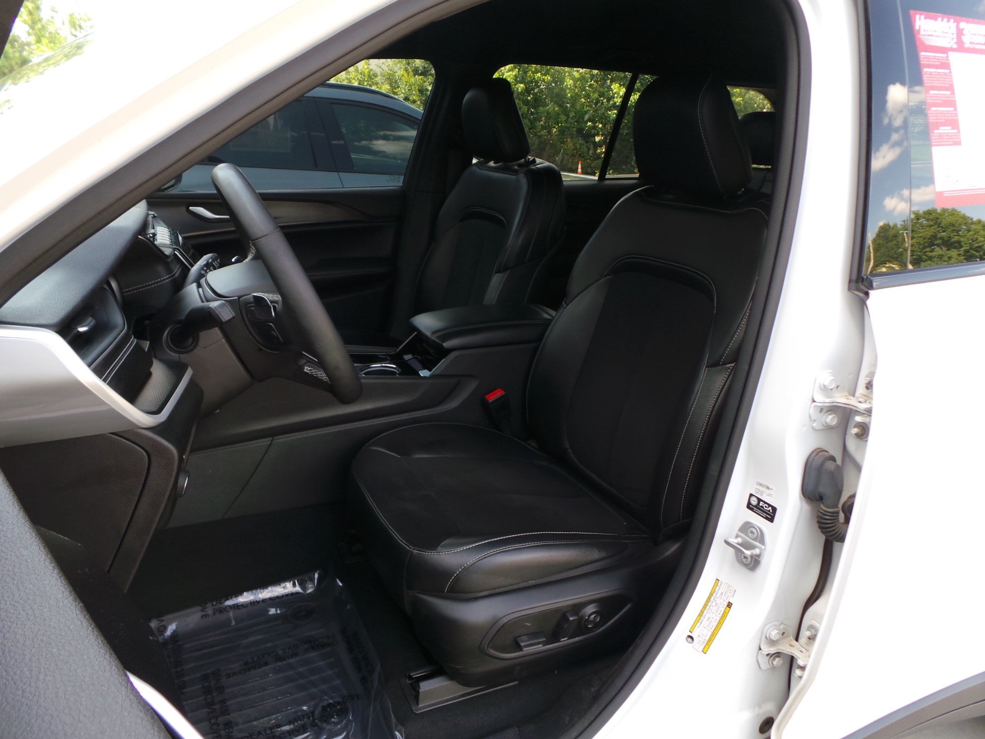 Used 2023 Jeep Grand Cherokee Altitude AWD/4WD image 8