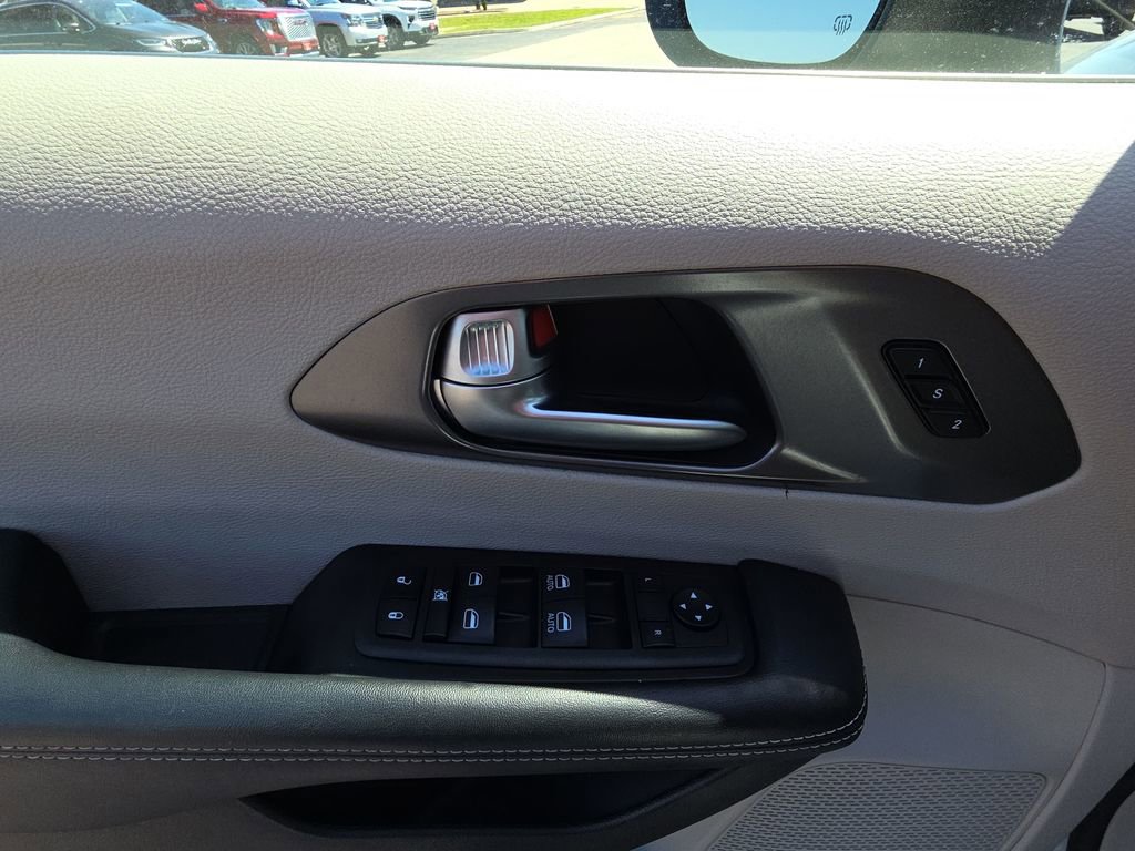 Used 2023 Chrysler Pacifica Touring-L FWD image 13