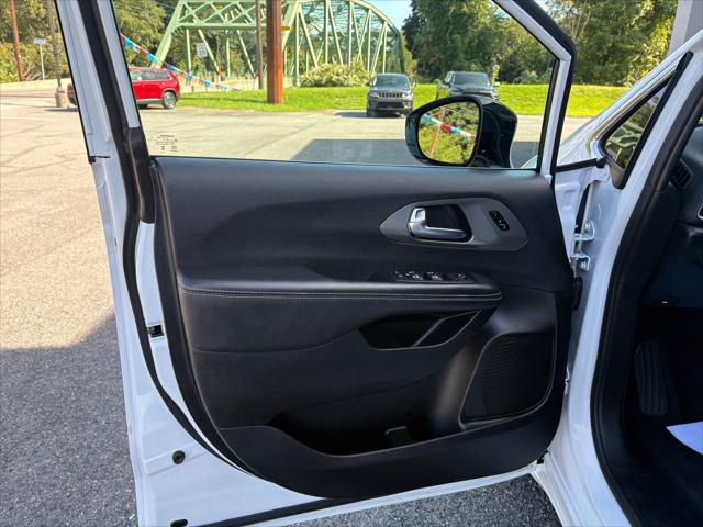 Certified 2025 Chrysler Pacifica Select FWD image 17