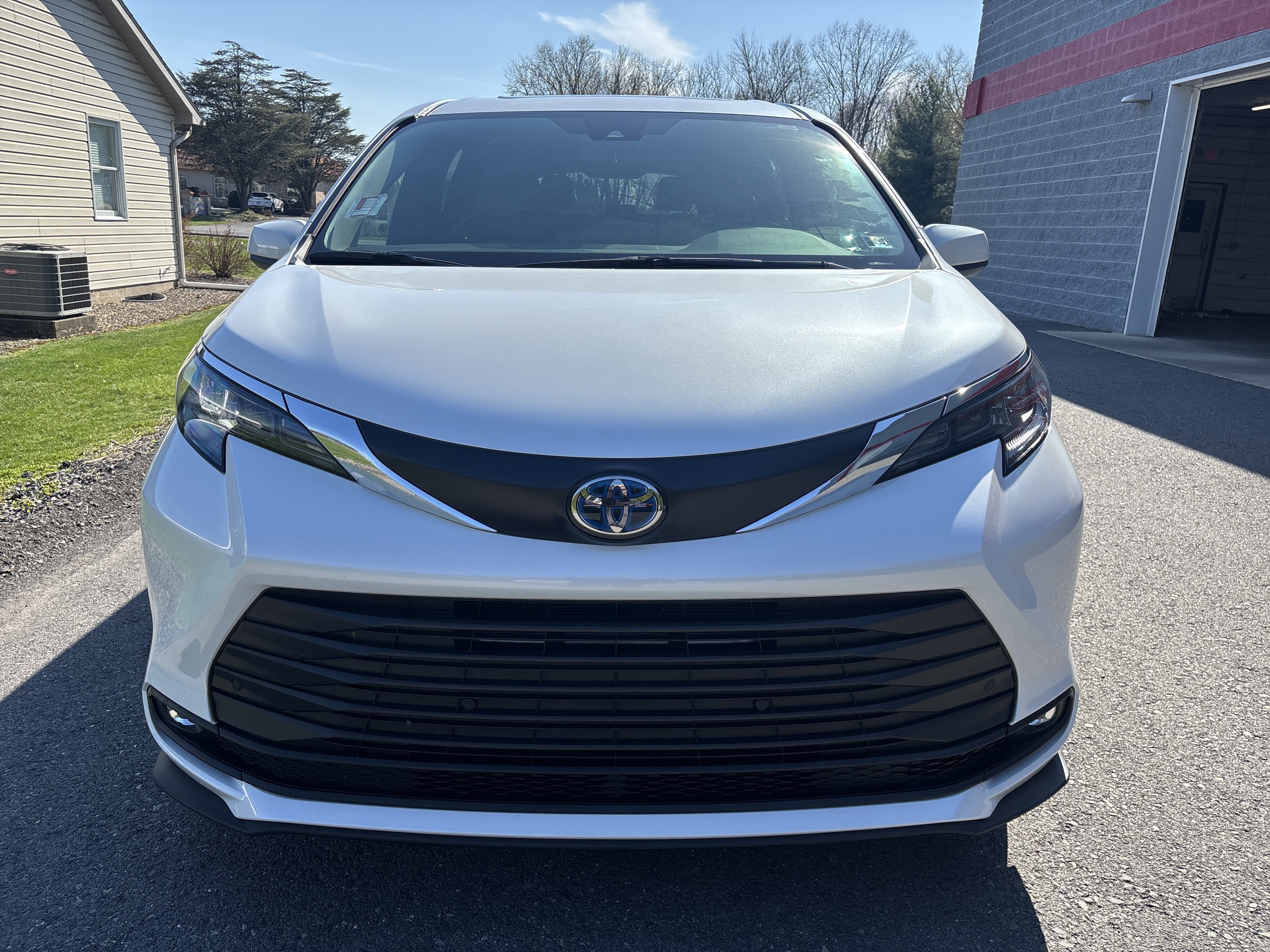 Used 2025 Toyota Sienna XLE image 9