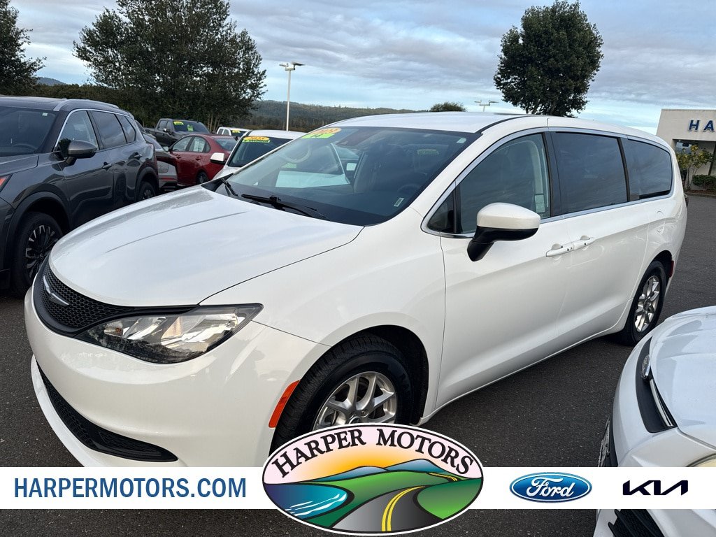 Used 2023 Chrysler Voyager LX FWD image 1