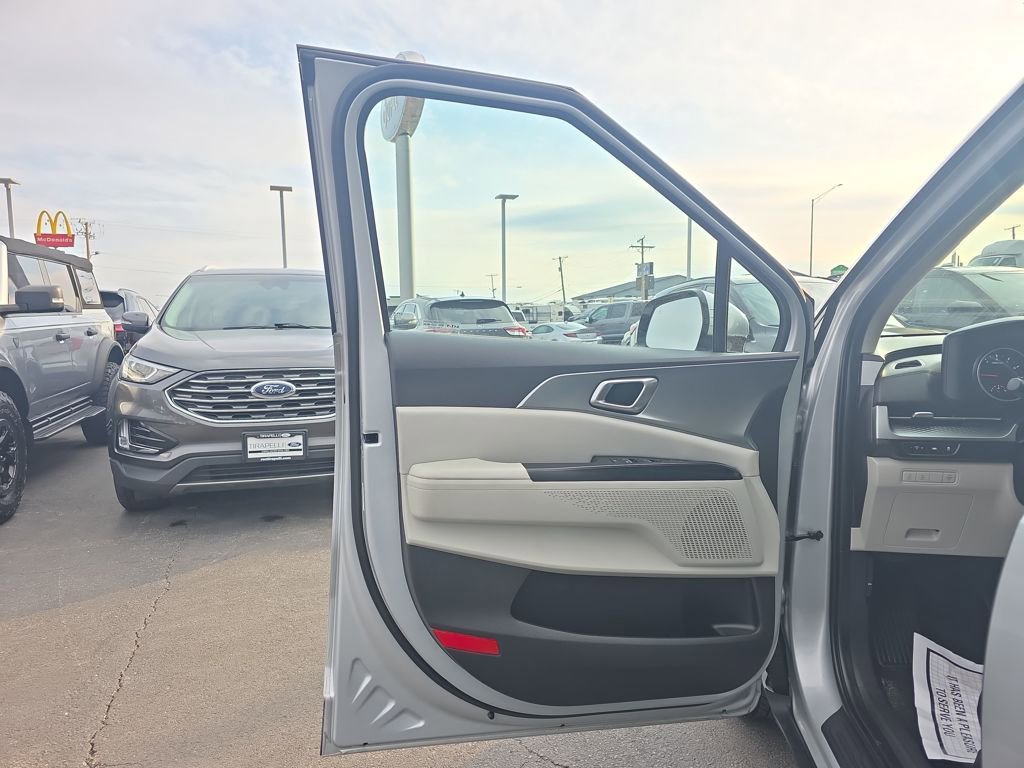 Used 2023 Kia Carnival LX image 12