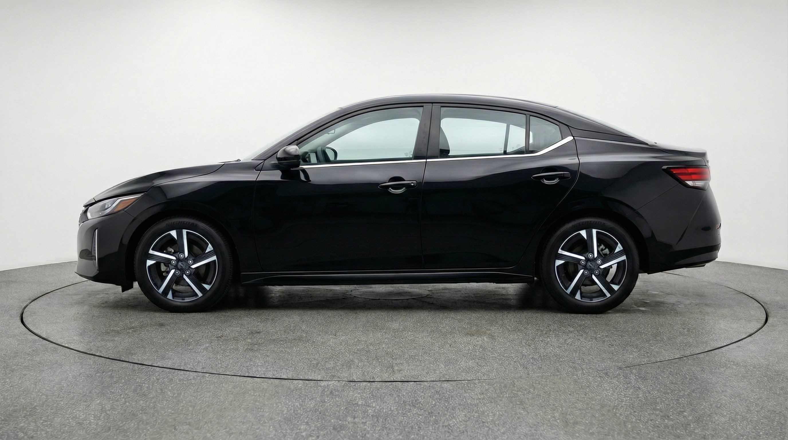 Used 2025 Nissan Sentra SV image 5