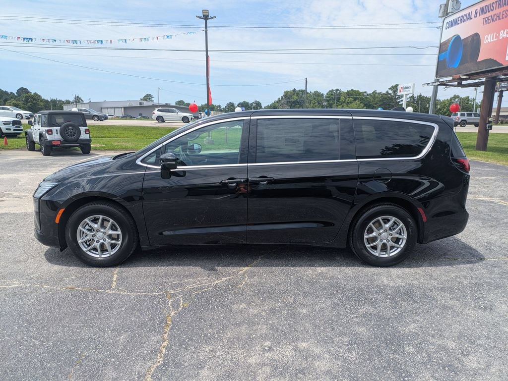 New 2027 Chrysler Pacifica Select FWD image 4