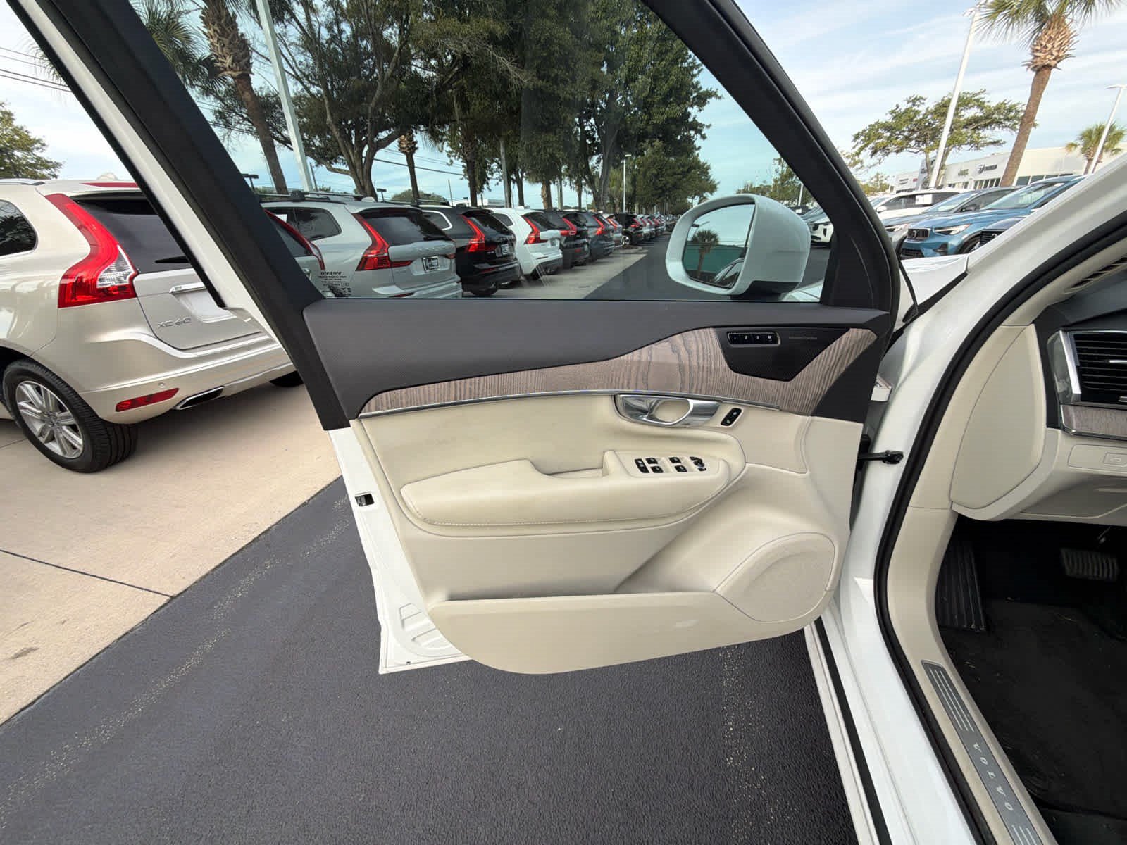 Certified 2023 Volvo XC90 B6 Plus w/ Protection Package Premier AWD/4WD image 25