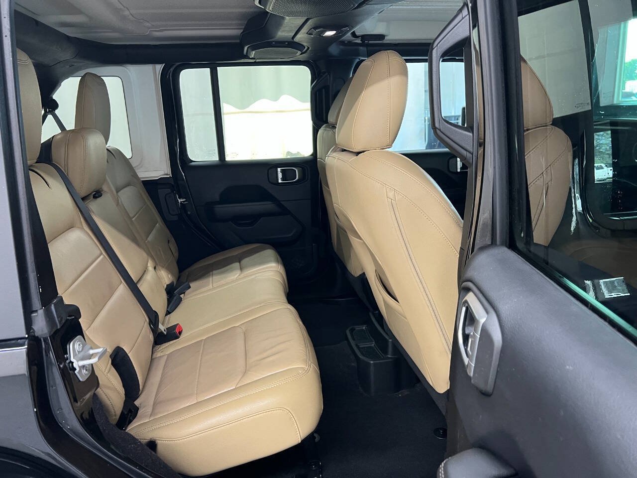 Used 2018 Jeep Wrangler Unlimited Sahara AWD/4WD image 10