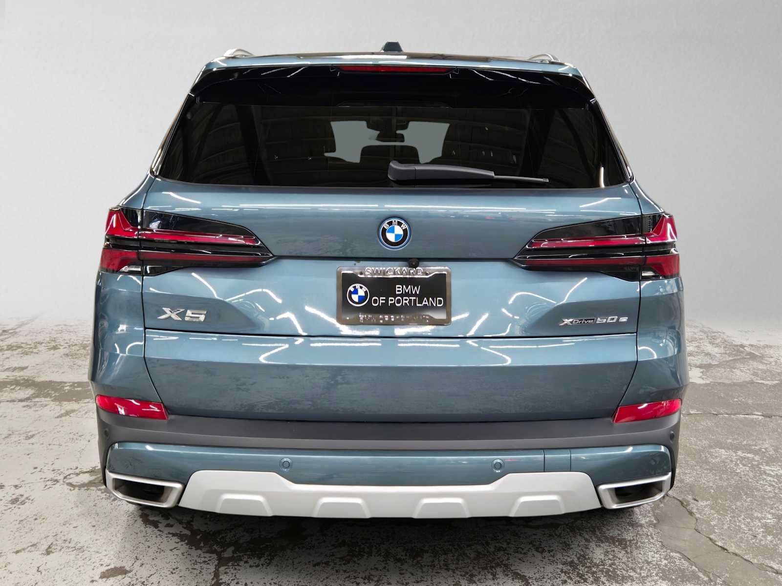 Used 2024 BMW X5 xDrive50e w/ Parking Assistance Package AWD/4WD image 4