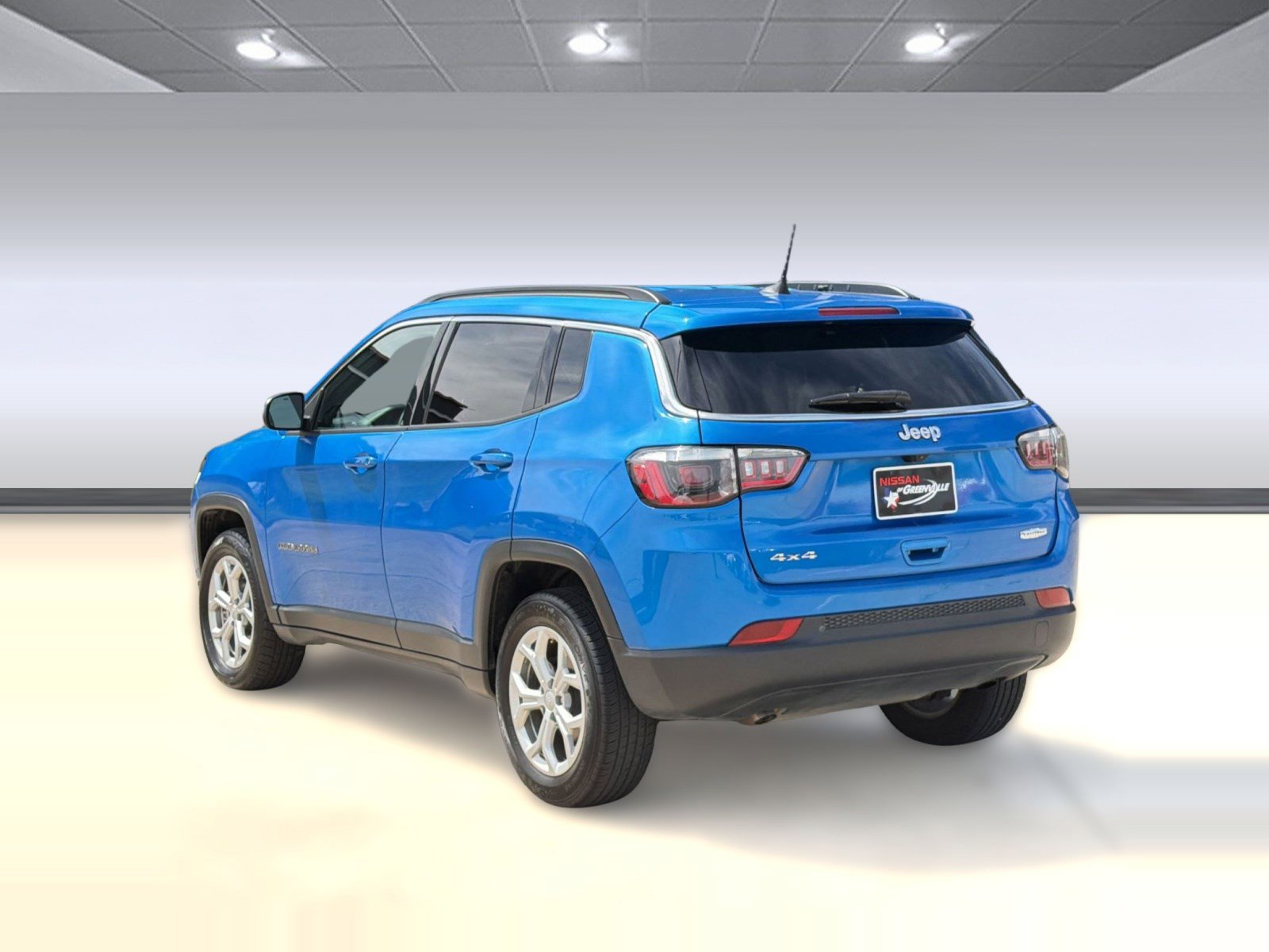 Used 2024 Jeep Compass Latitude image 3