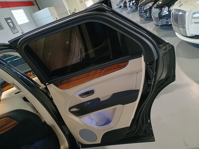 Used 2023 Bentley Bentayga AWD/4WD image 35