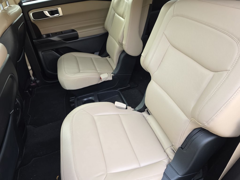 Used 2020 Ford Explorer XLT w/ Equipment Group 202A RWD image 19