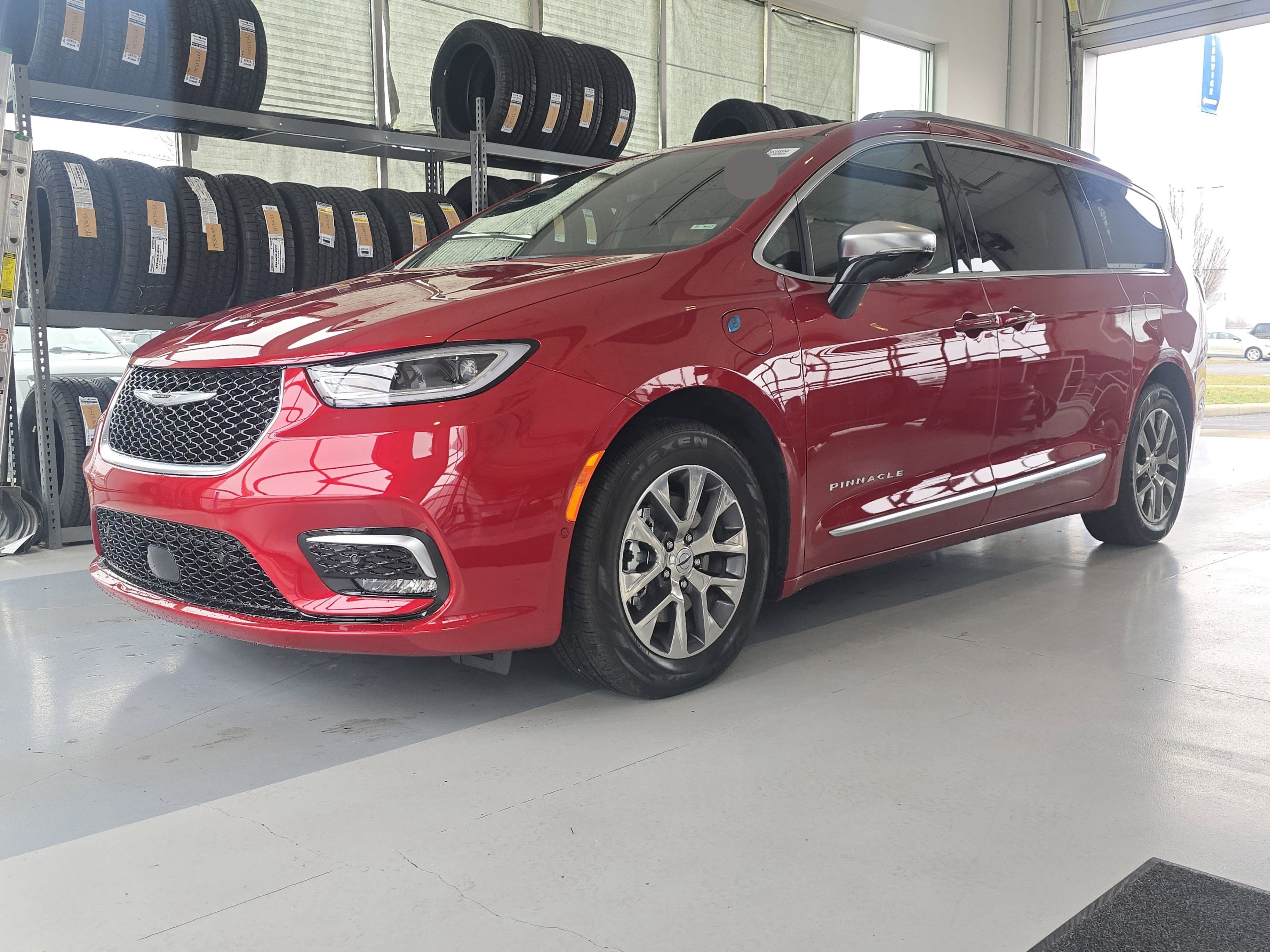 Used 2025 Chrysler Pacifica Pinnacle FWD image 4