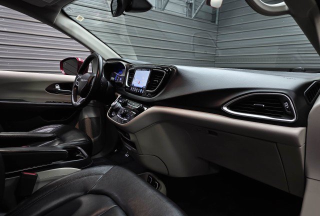 Used 2017 Chrysler Pacifica Touring-L FWD image 15