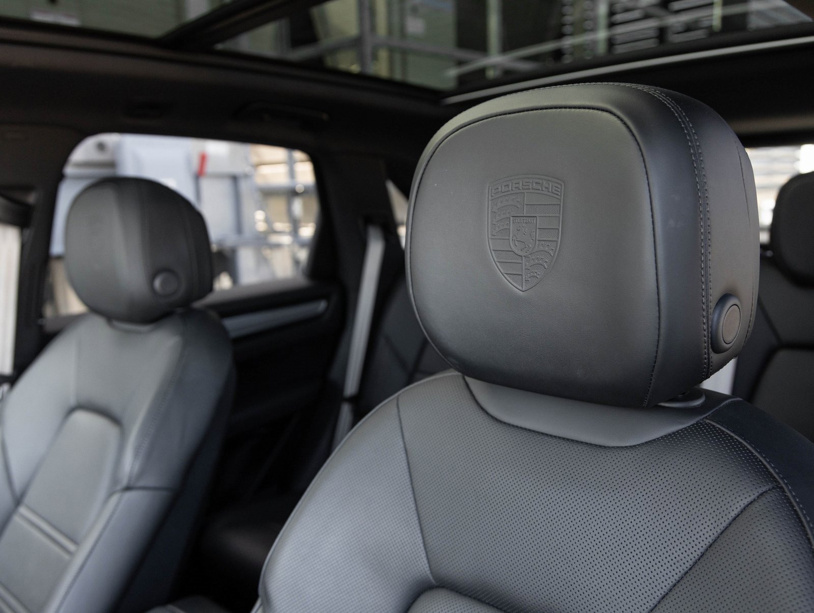 Used 2022 Porsche Cayenne Platinum Edition image 22