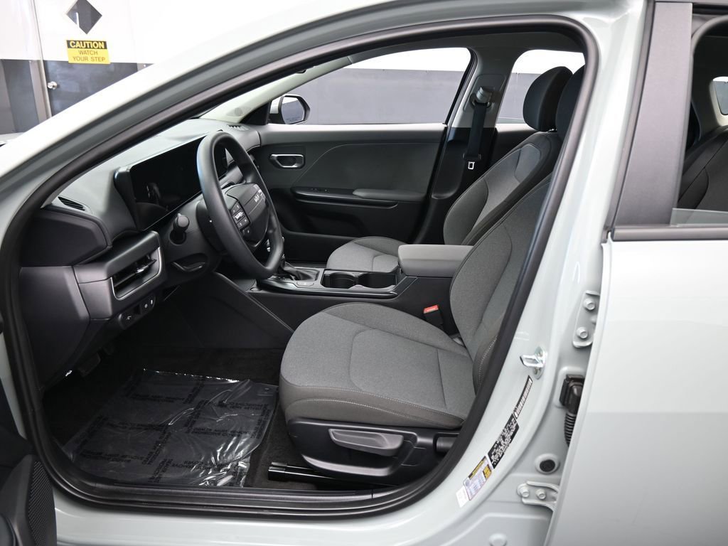 Used 2025 Kia K4 LXS image 10