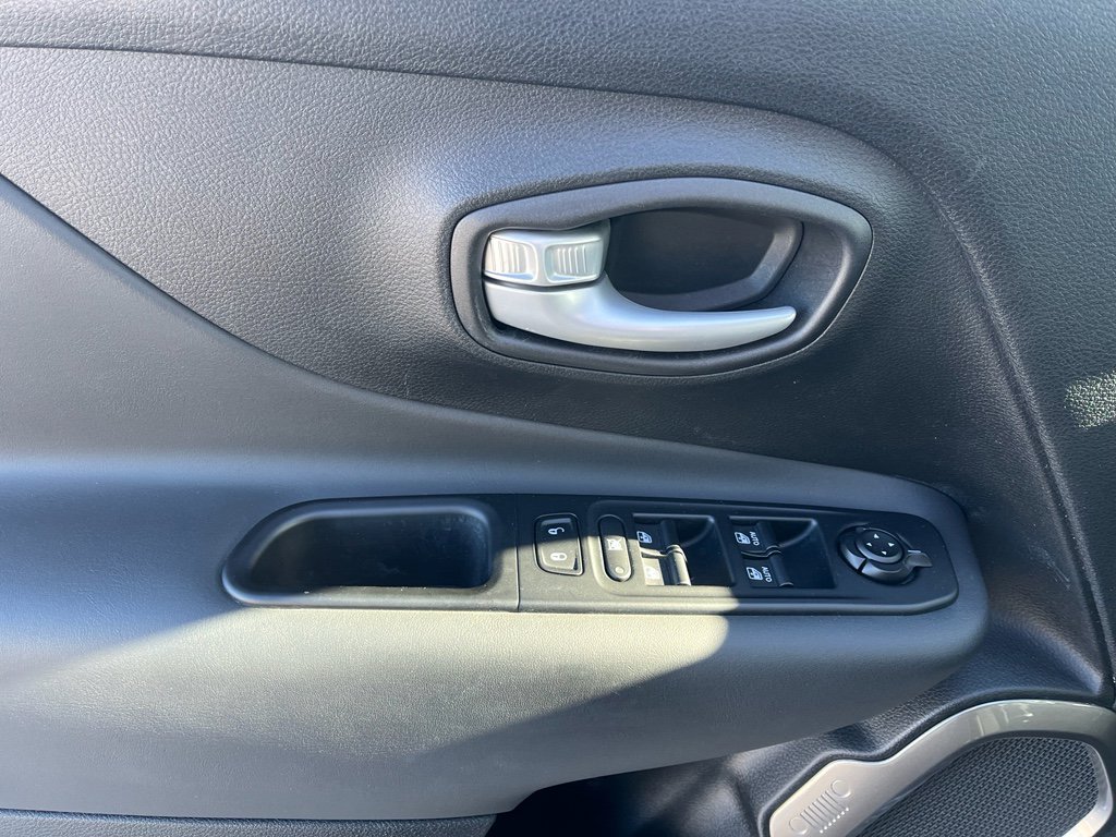 Used 2023 Jeep Renegade Latitude w/ Premium Group image 15