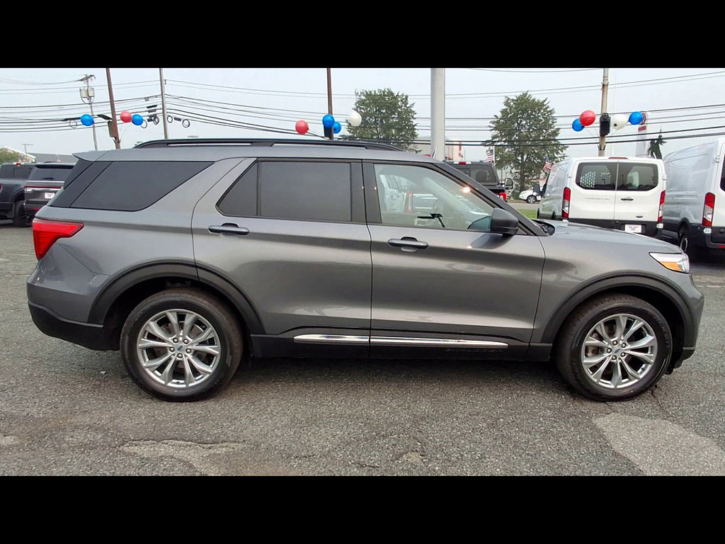 Certified 2023 Ford Explorer XLT w/ Equipment Group 202A AWD/4WD image 9