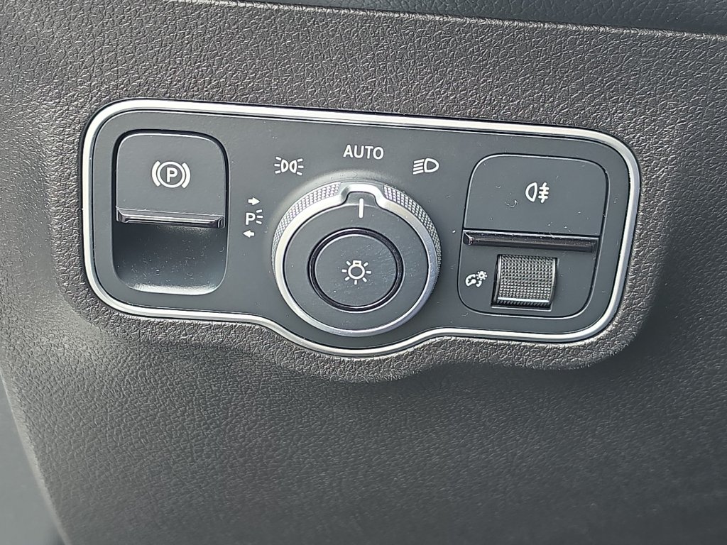Used 2023 Mercedes-Benz EQB 300 4MATIC image 28