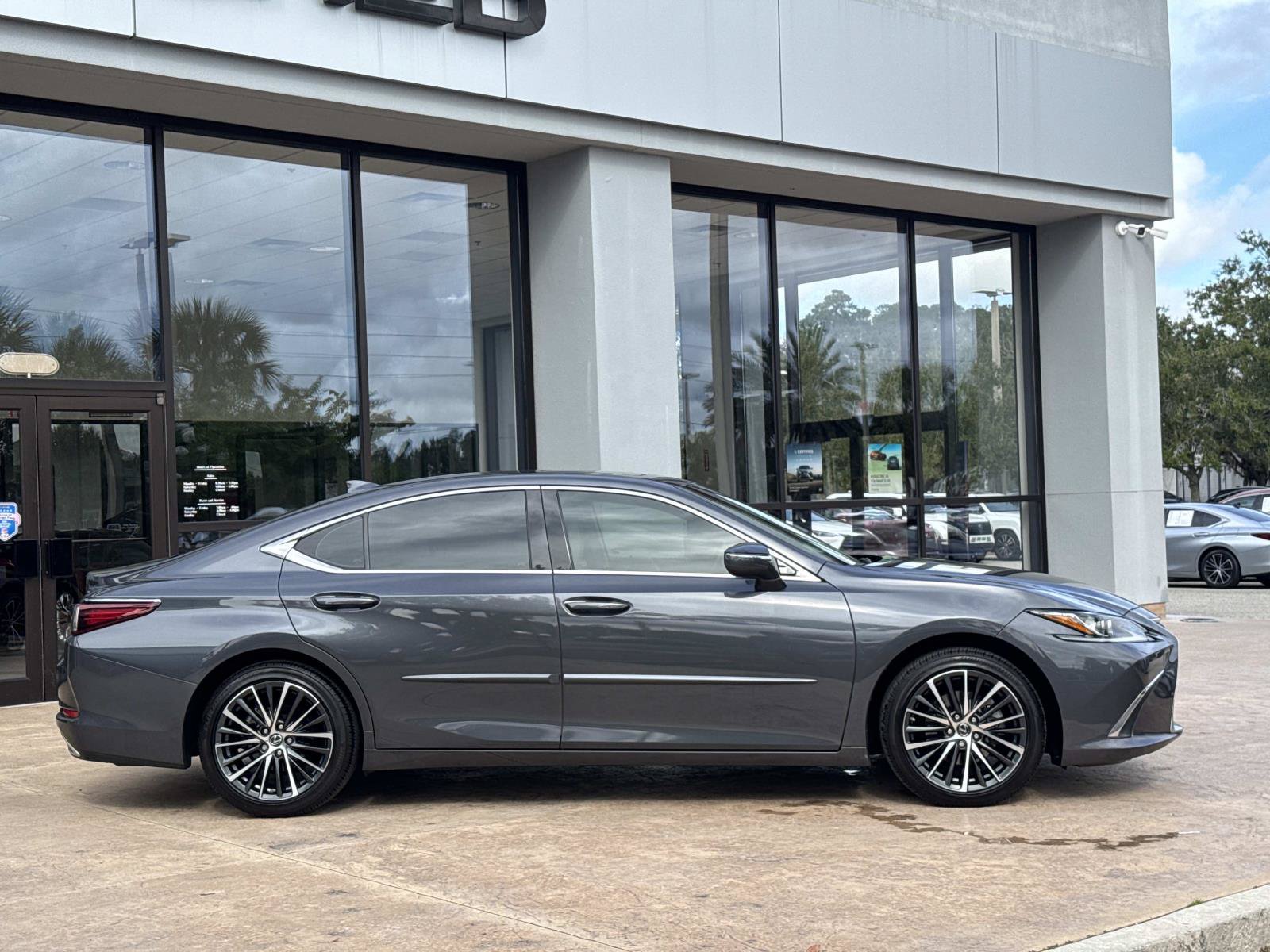 Certified 2024 Lexus ES 350 w/ Premium Package FWD image 2