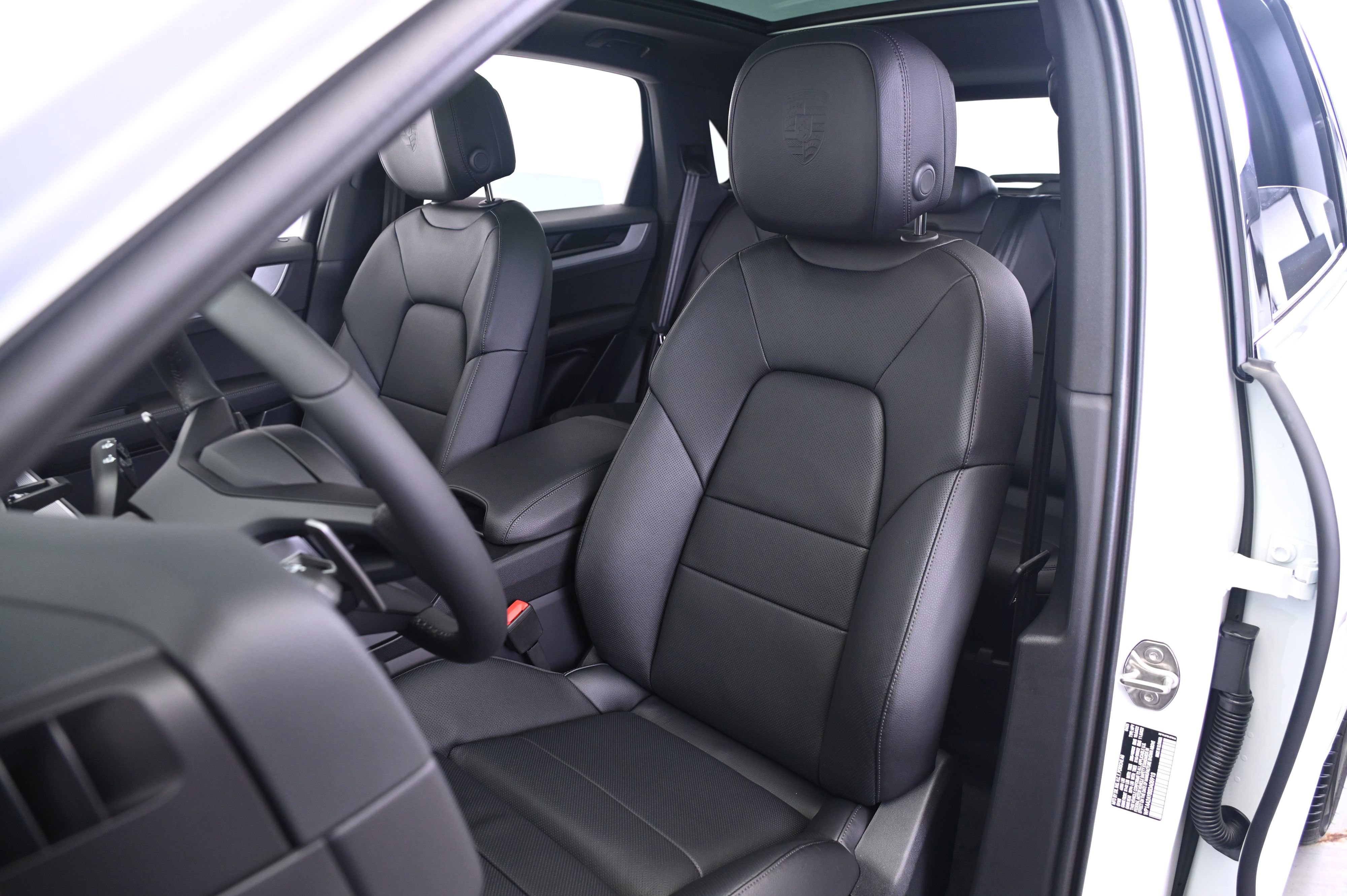 Certified 2025 Porsche Cayenne image 38