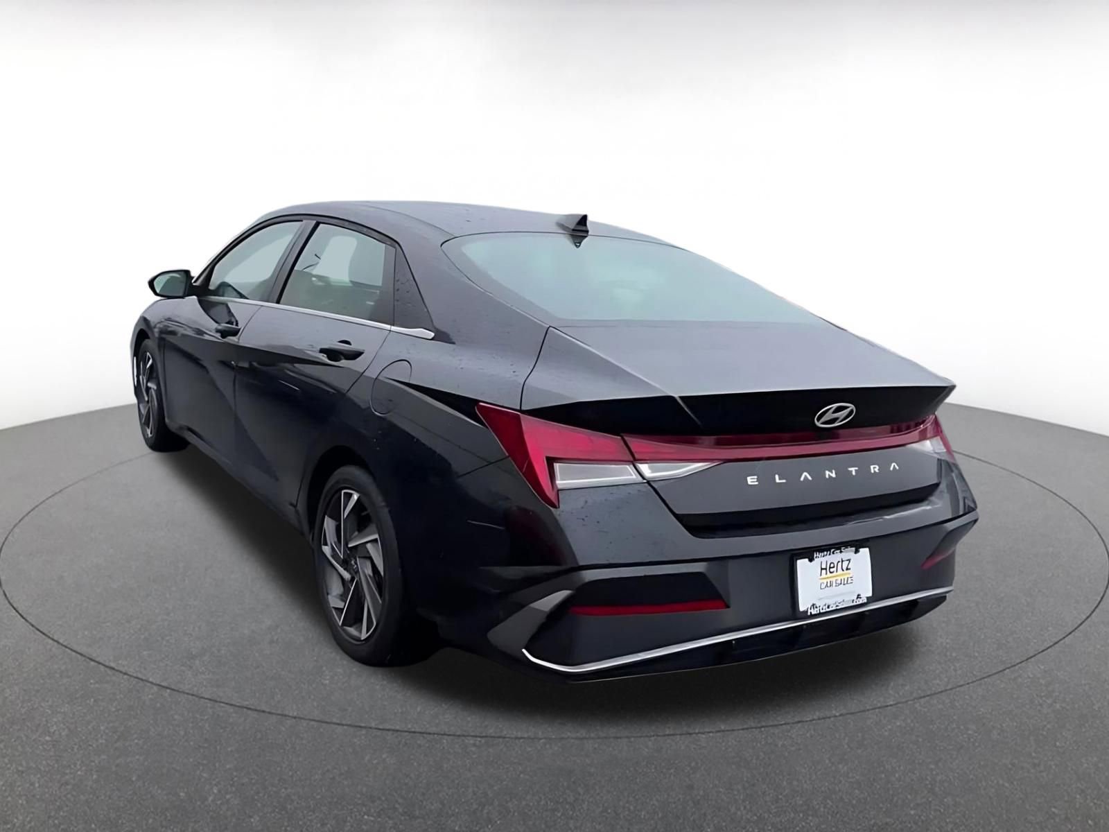 Used 2025 Hyundai Elantra SEL image 11