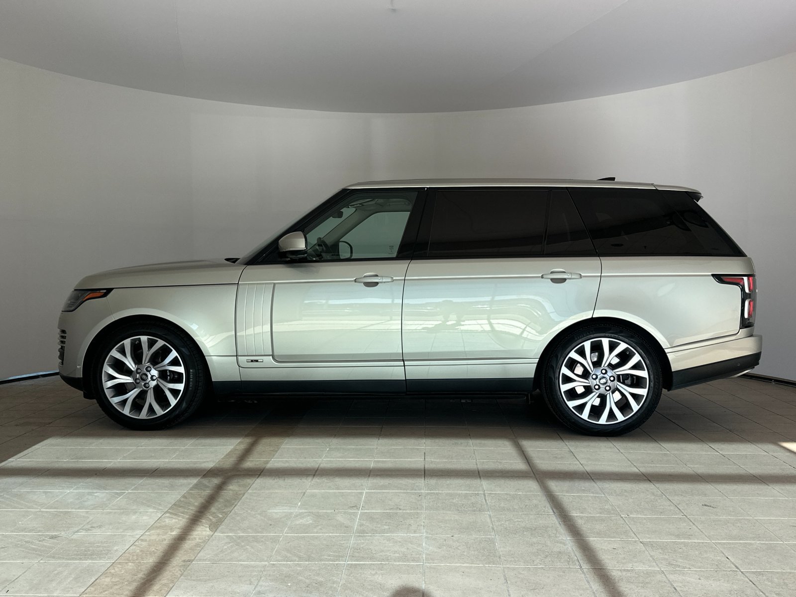 Used 2020 Land Rover Range Rover Long Wheelbase Autobiography AWD/4WD image 3