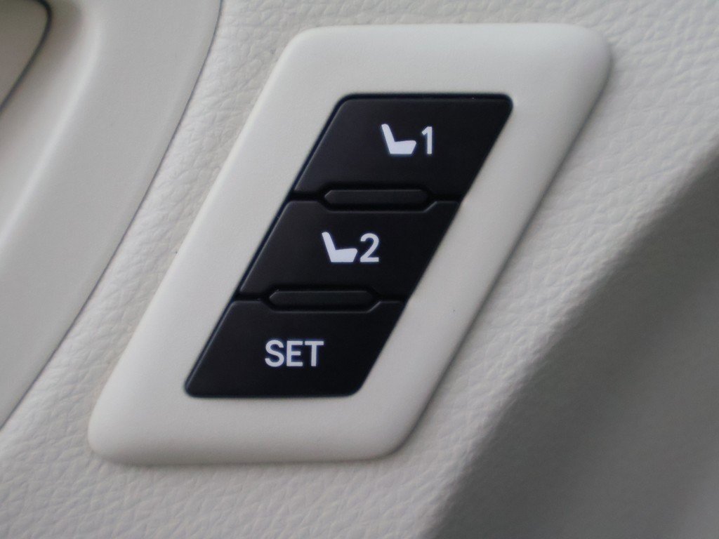 Used 2022 Toyota Sienna Limited image 39