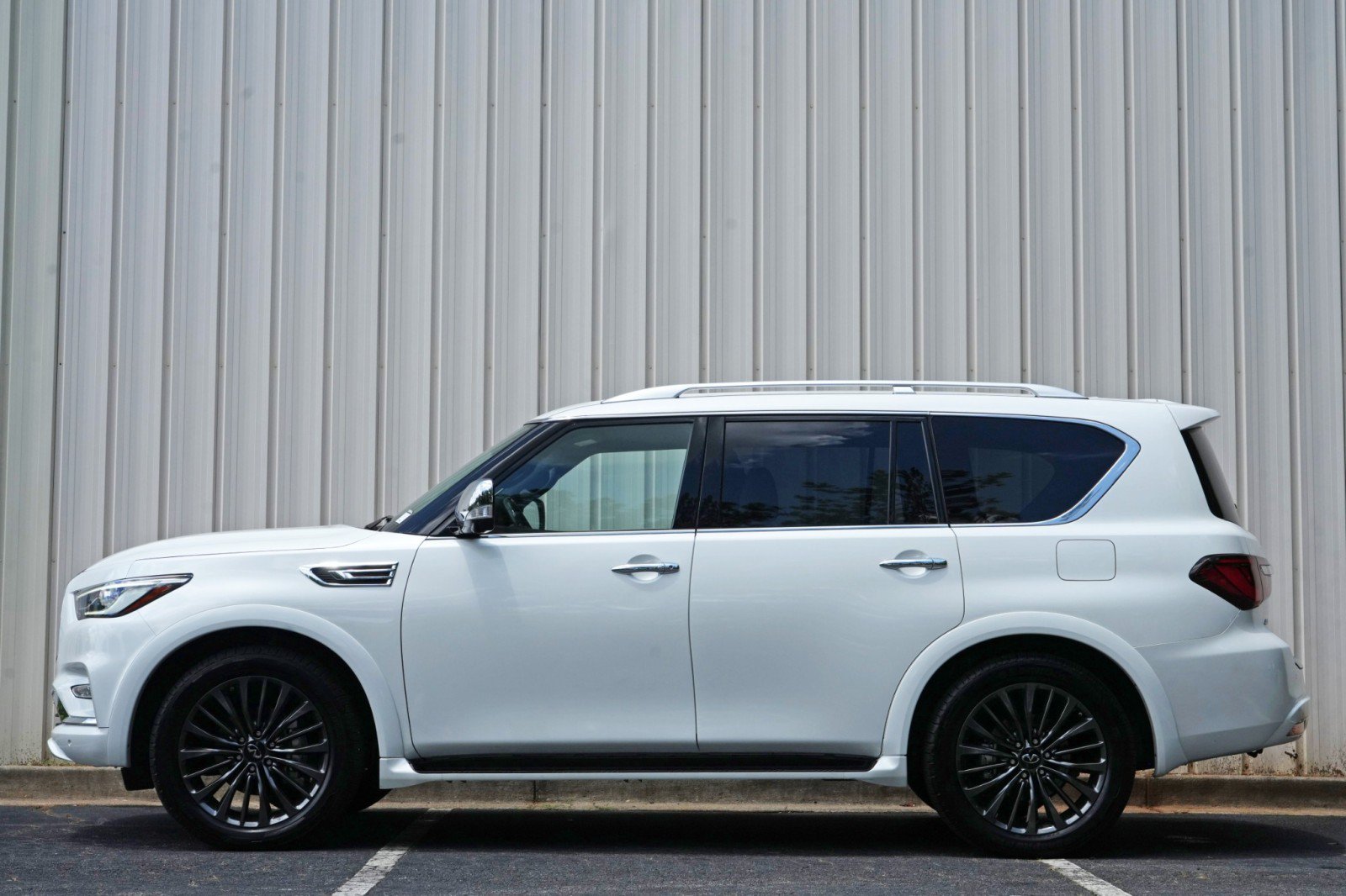 Used 2024 INFINITI QX80 Sensory w/ Cargo Package AWD/4WD image 9