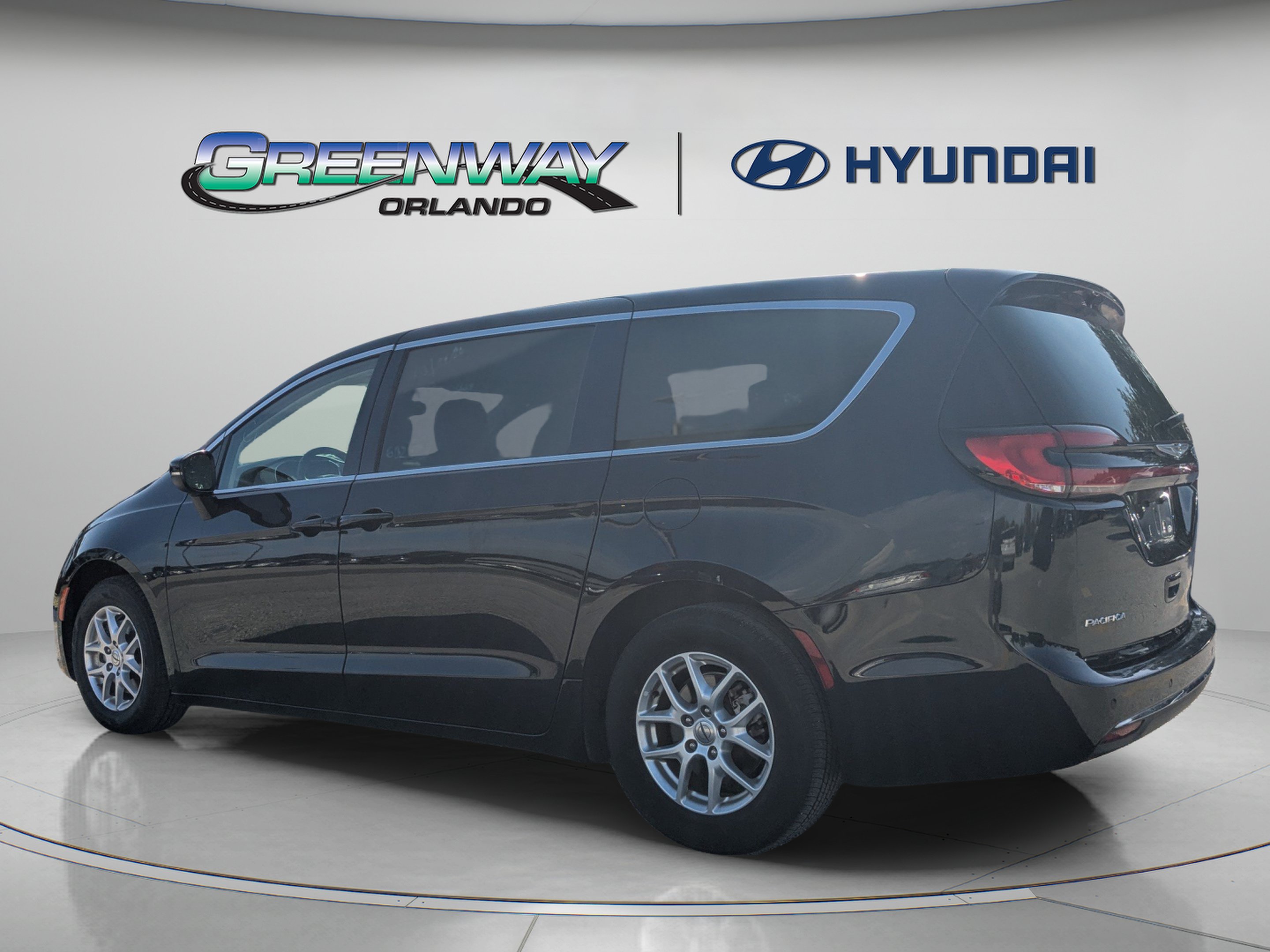 Used 2023 Chrysler Pacifica Touring-L FWD image 6