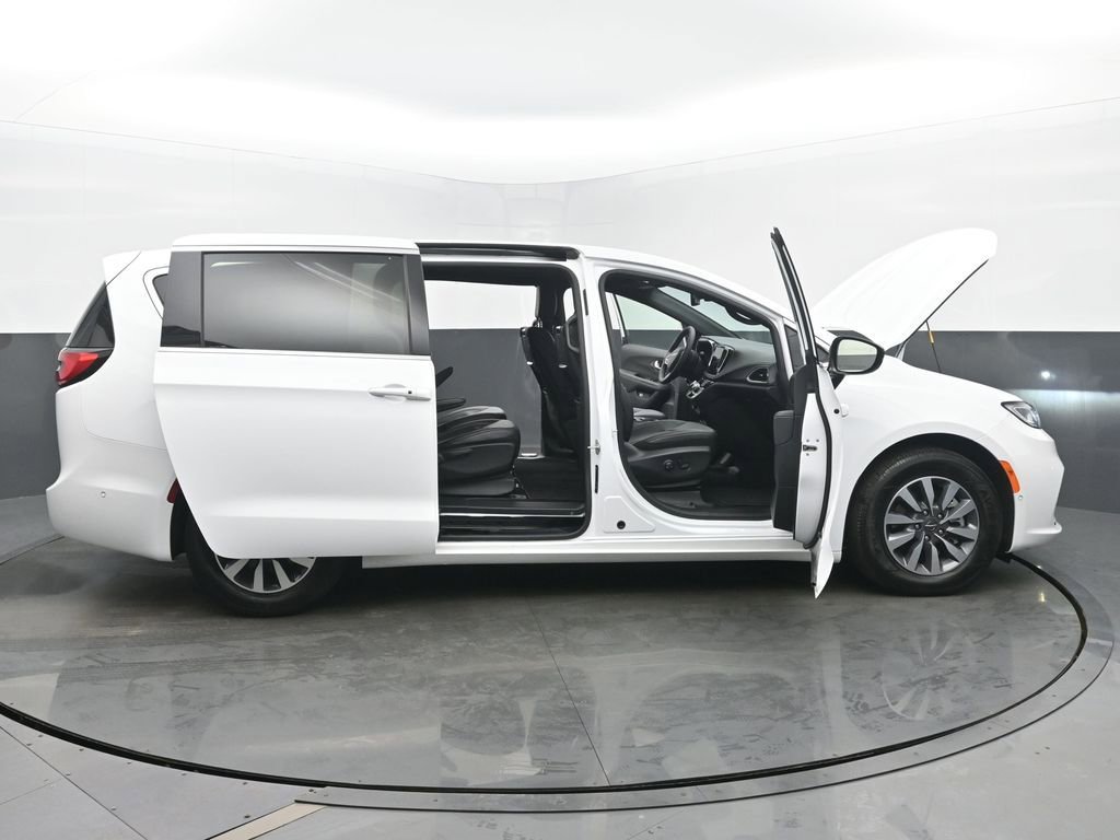 Used 2025 Chrysler Pacifica Select w/ Uconnect Theater Family Group image 57