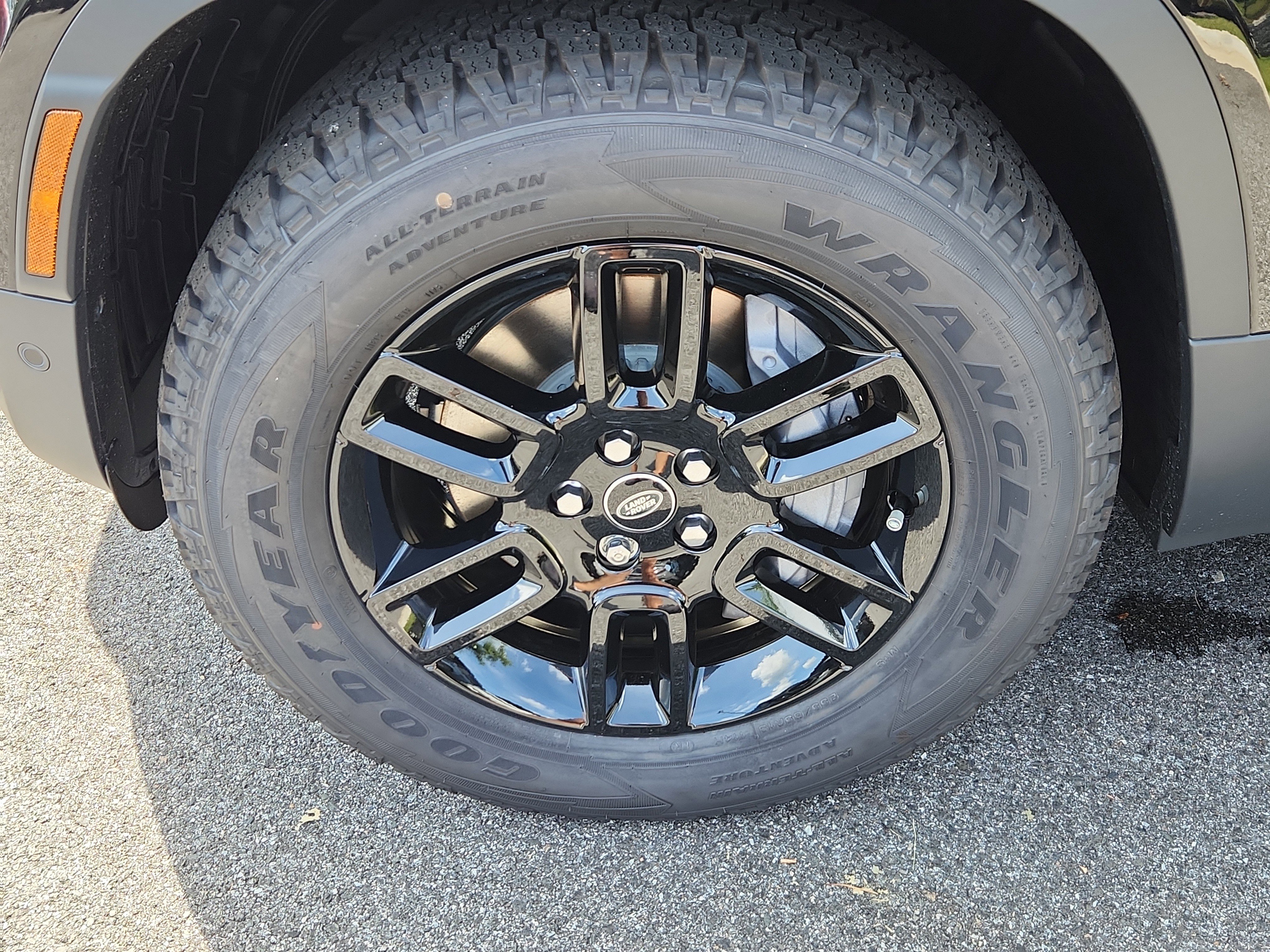 Used 2025 Land Rover Defender 130 S image 9