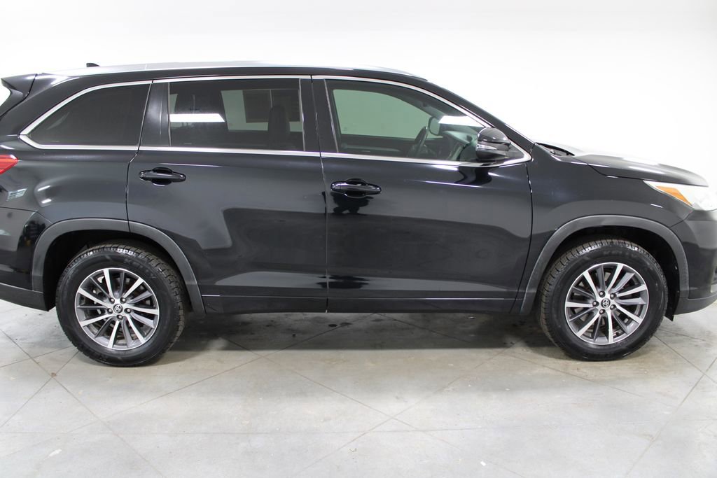 Used 2017 Toyota Highlander XLE image 11