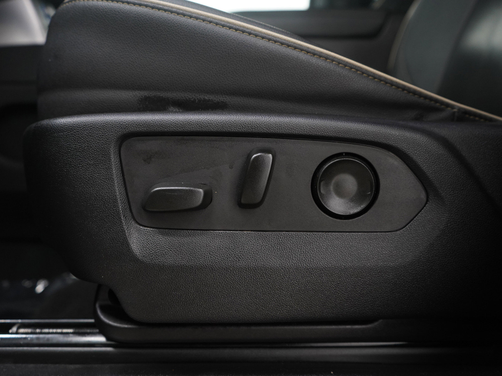 Used 2022 GMC Yukon XL SLT w/ SLT Luxury Package image 26