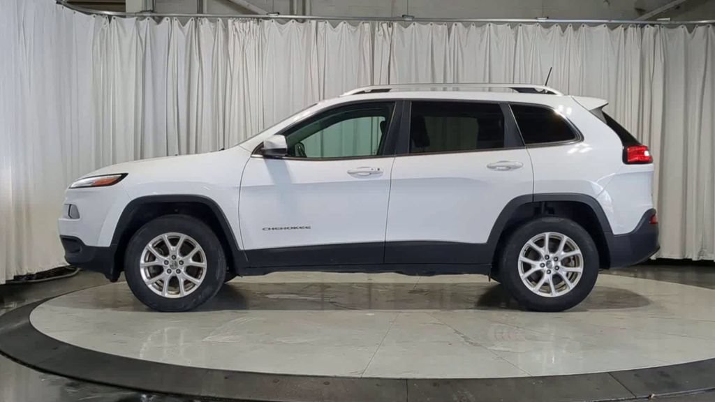 Used 2017 Jeep Cherokee Latitude w/ Comfort/Convenience Group AWD/4WD image 6