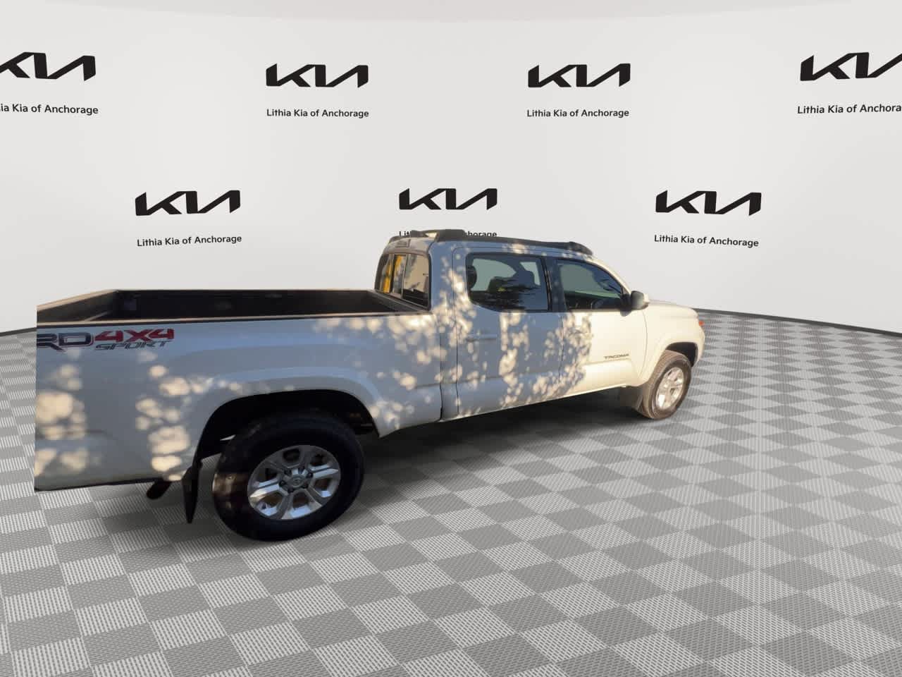 Used 2016 Toyota Tacoma TRD Sport w/ Towing Package AWD/4WD image 8
