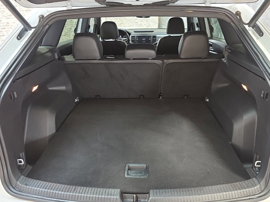 Used 2020 Volkswagen Atlas Cross Sport SE w/ Towing Package image 16