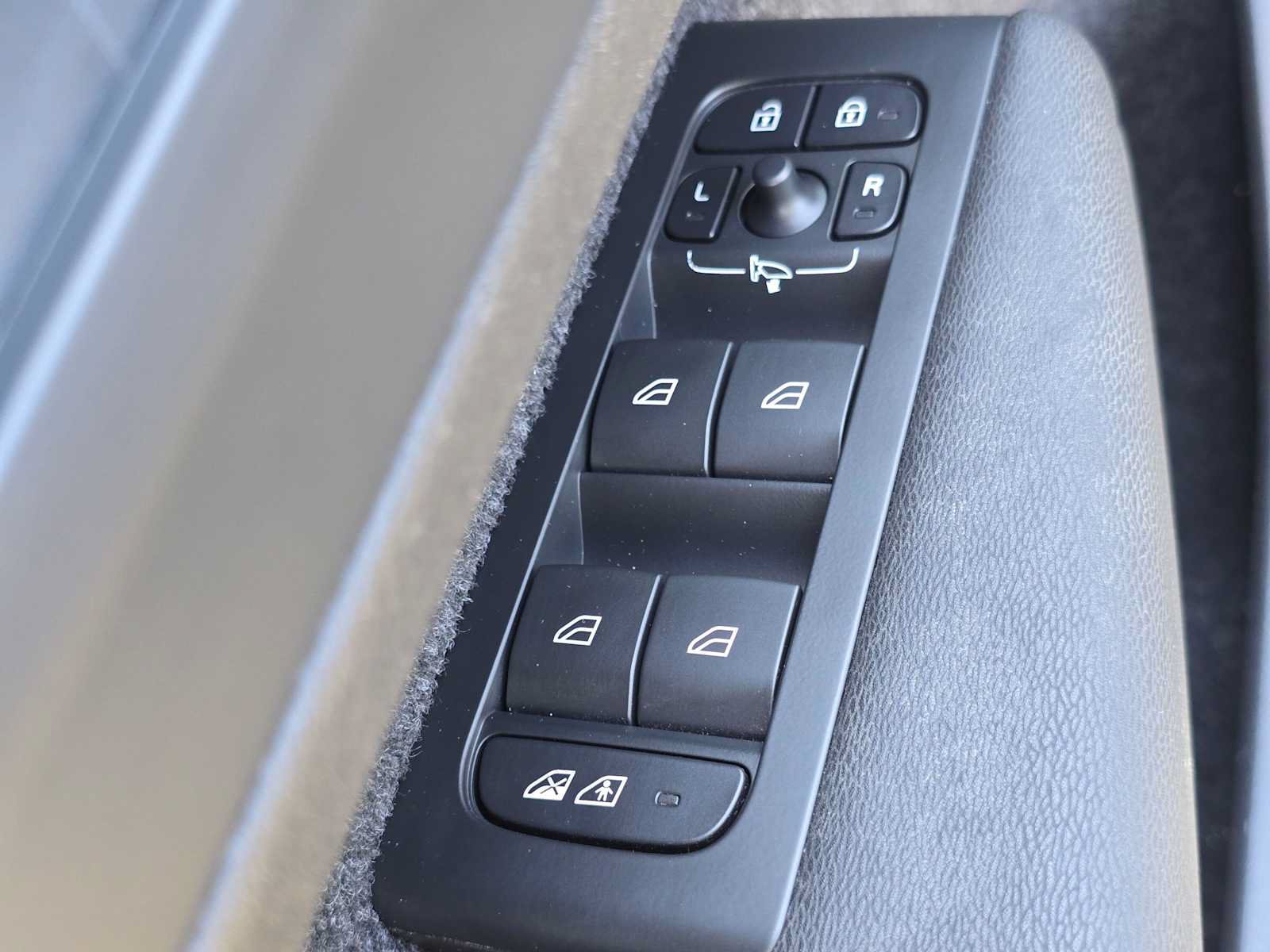 Certified 2023 Volvo C40 P8 Recharge Ultimate AWD/4WD image 22