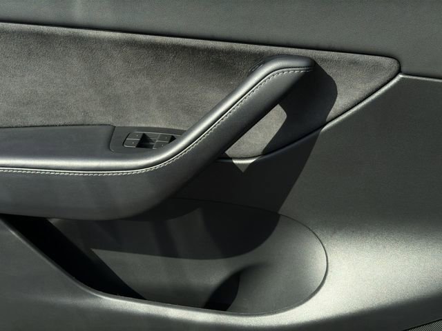 Used 2022 Tesla Model Y Long Range image 31