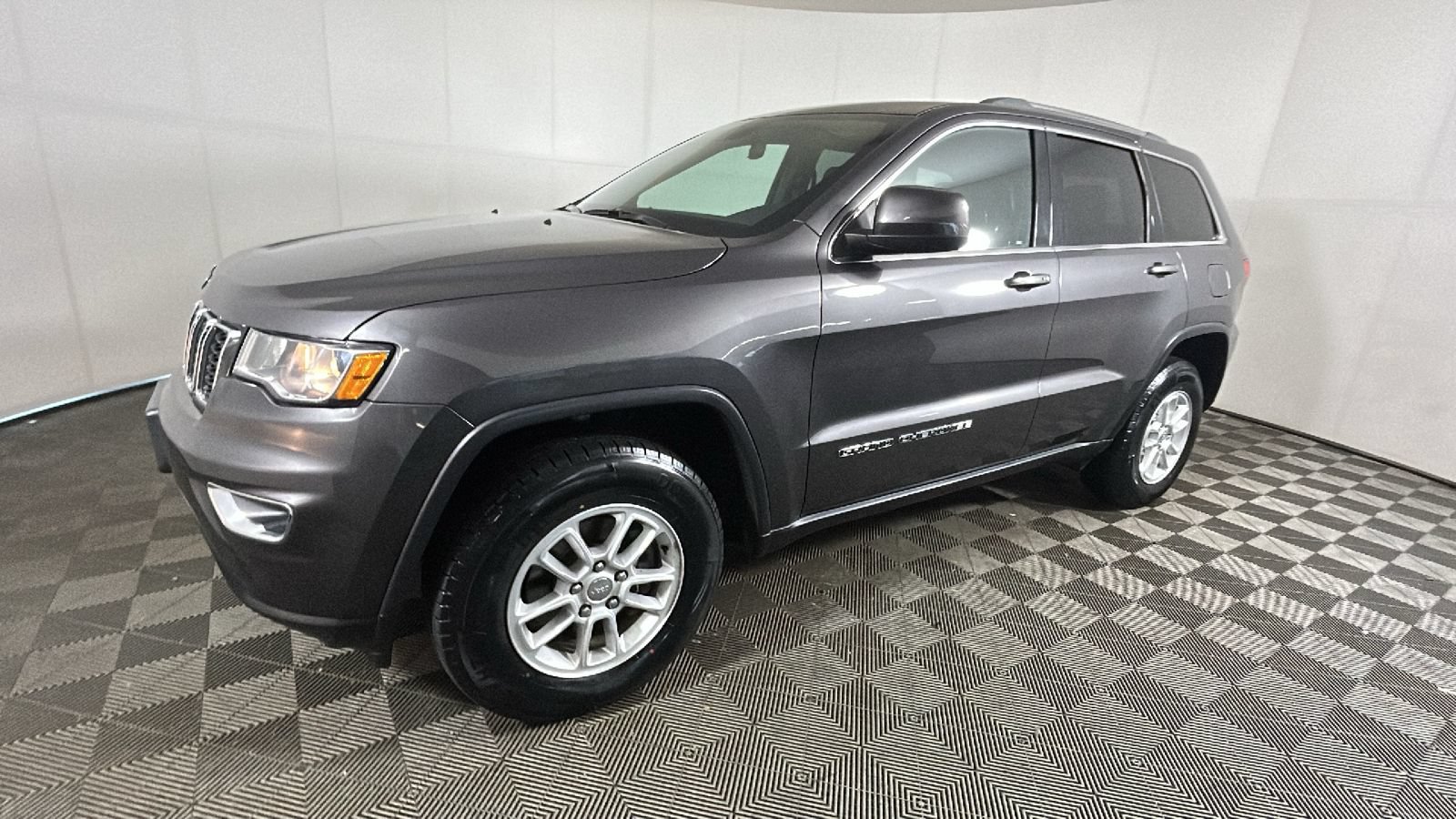 Used 2019 Jeep Grand Cherokee Laredo AWD/4WD image 7