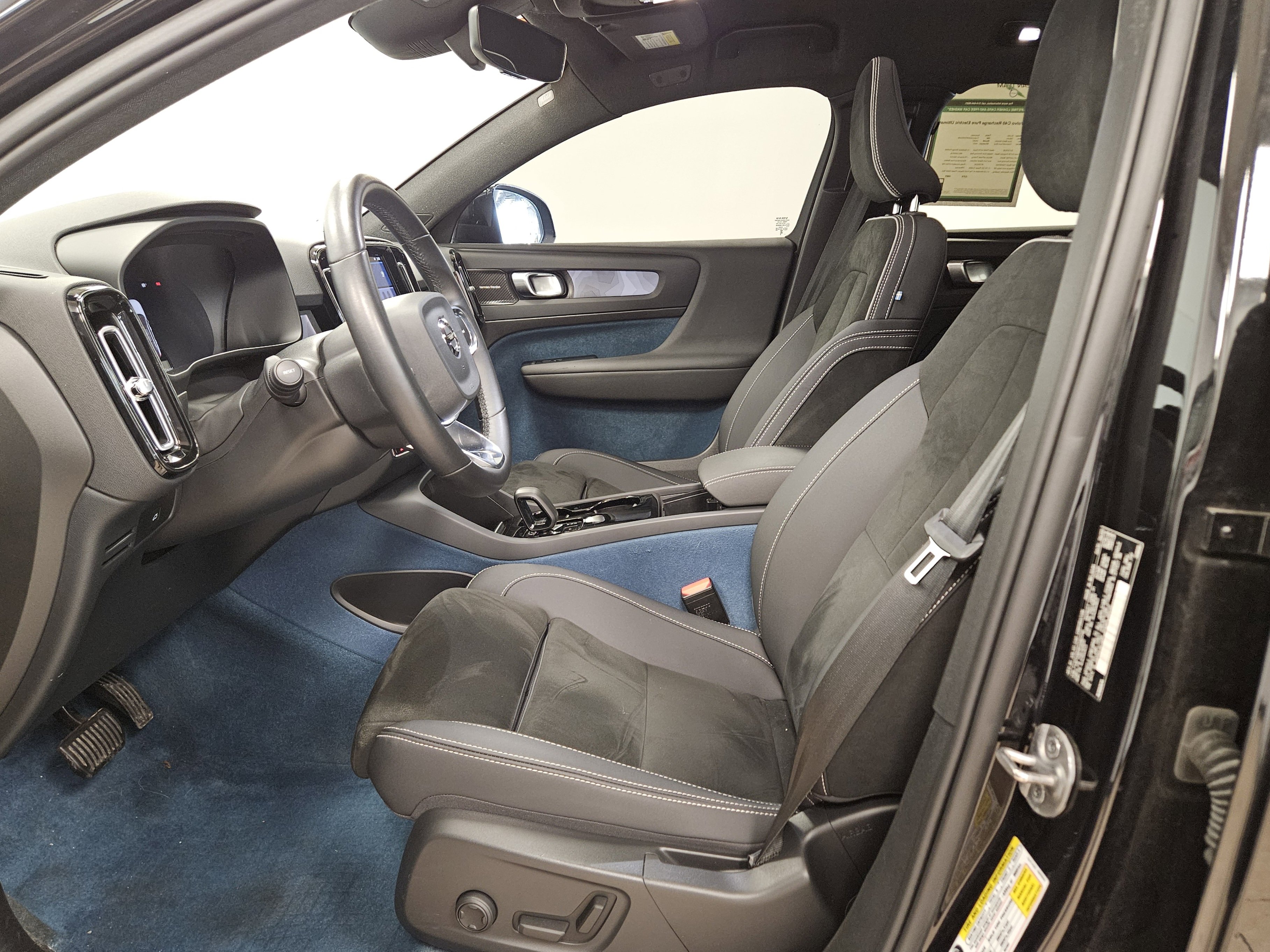 Used 2023 Volvo C40 P8 Recharge Ultimate image 8