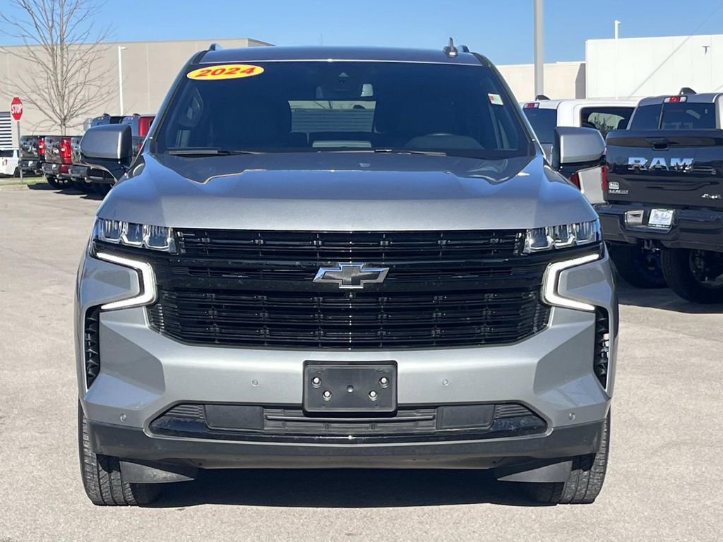 Used 2024 Chevrolet Suburban RST w/ Luxury Package image 2