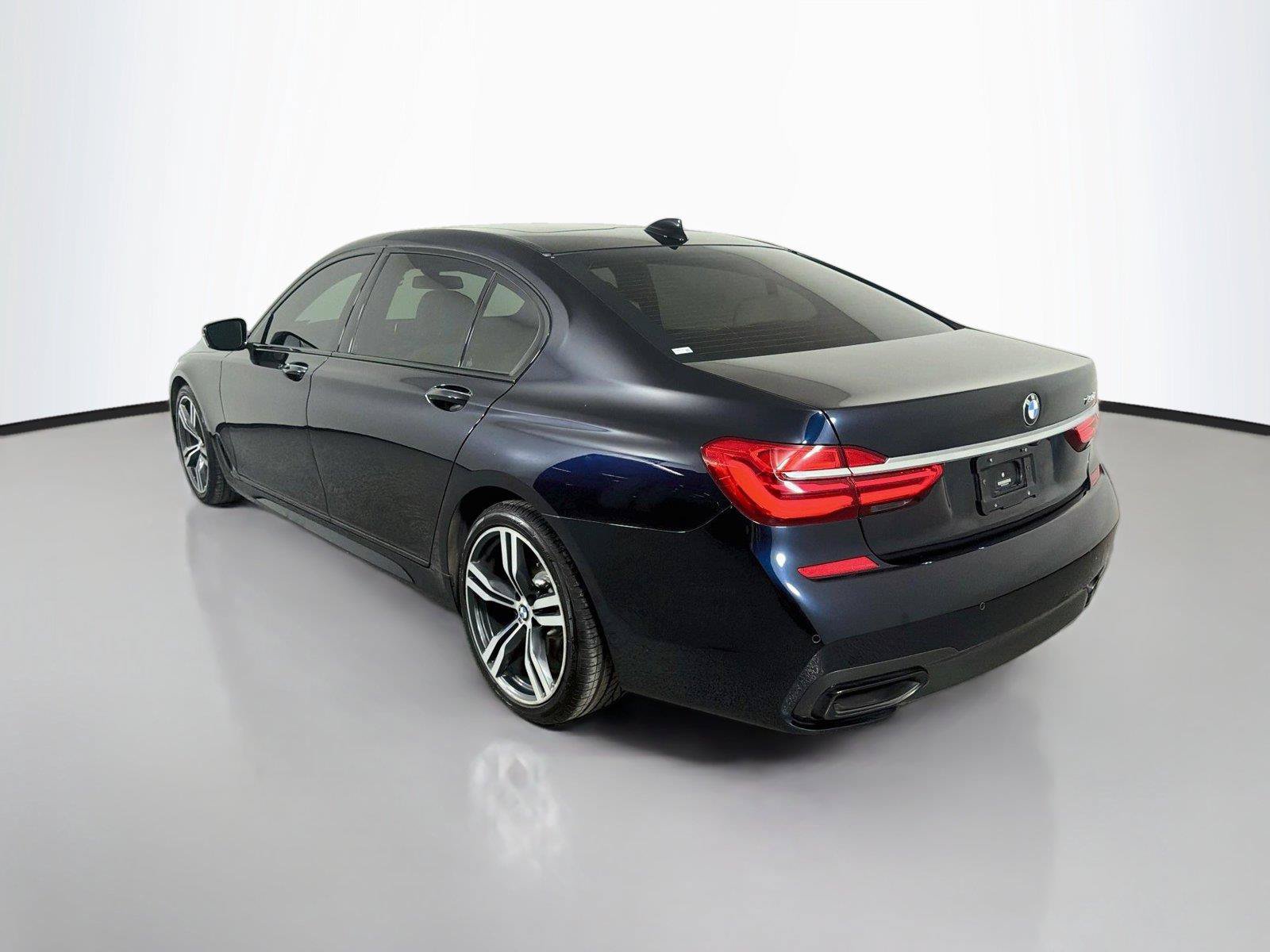 Used 2019 BMW 750i w/ M Sport Package RWD image 7